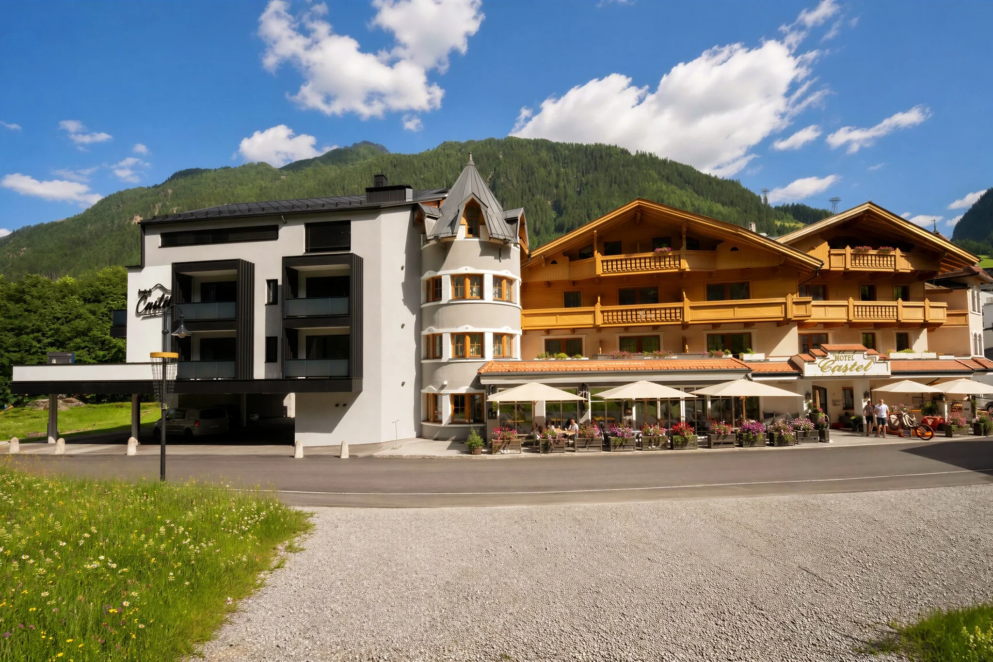 Außenansicht Hotel Castel Ischgl mit Terrasse im Sommer