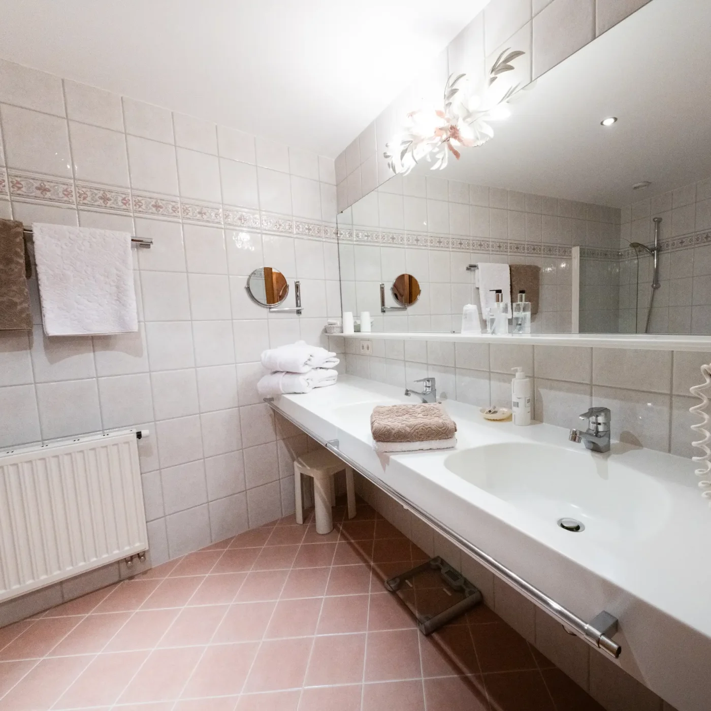 doppelzimmer-badezimmer-hotel-castel-ischgl