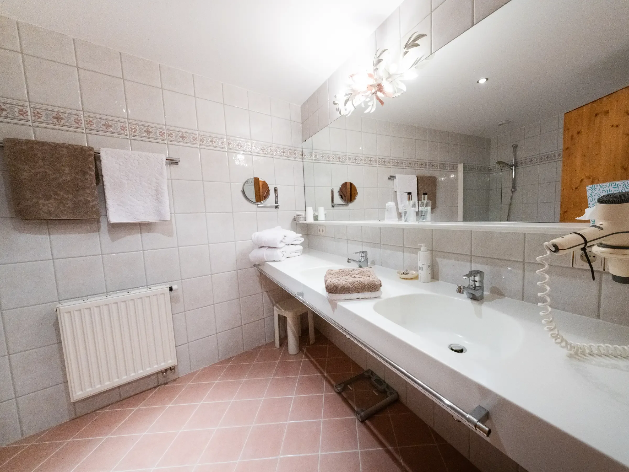 doppelzimmer-badezimmer-hotel-castel-ischgl