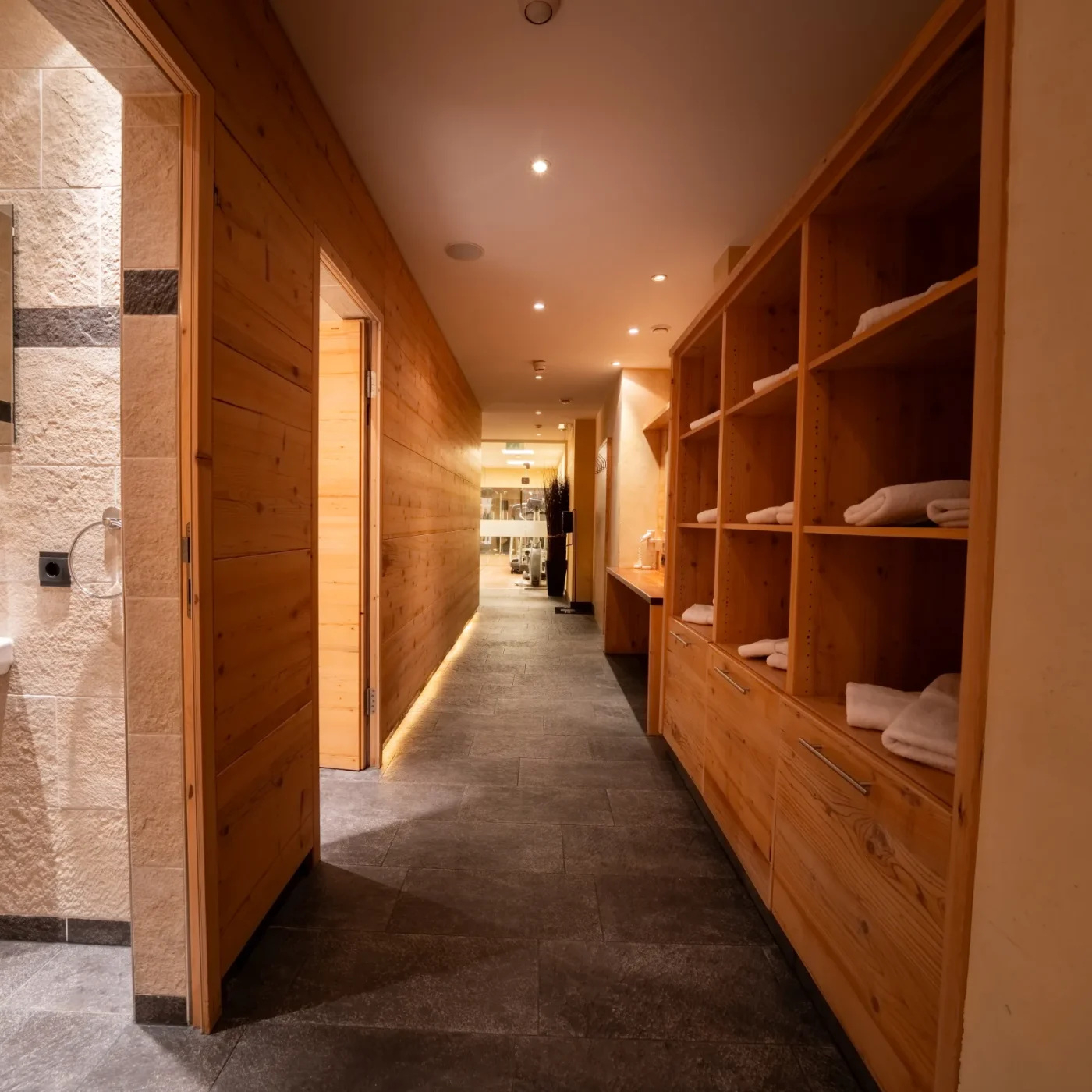 eingang-wellnessoase-hotel-castel-ischgl